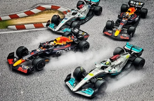 Spark Mercedes W13 2022 F1 vs Red Bull RB18