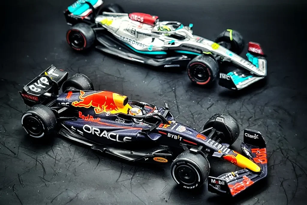 Spark Mercedes W13 2022 F1 vs Red Bull RB18