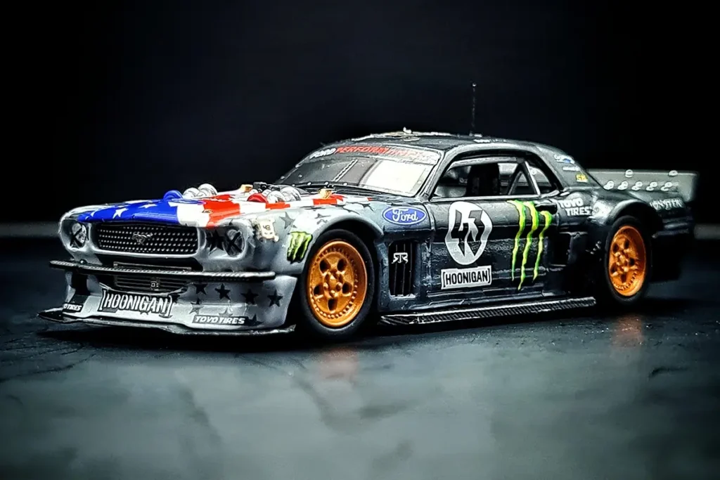 In 2016, Ken Block had given his 1965 Mustang two massive turbochargers. This suddenly turned 850 hp into more than 1,400 horses. Thanks to two massive Garrett turbochargers and methanol injection, the Hoonicorn now produces a whopping 1,400 hp, and the Mustang was still four-wheel drive. The exhaust pipes ended just a few centimetres behind the compressors. Directly in the driver's field of vision, flames shoot up with every burst of gas. A new bonnet with larger cut-outs was needed for the new turbos and the exhaust pipes.