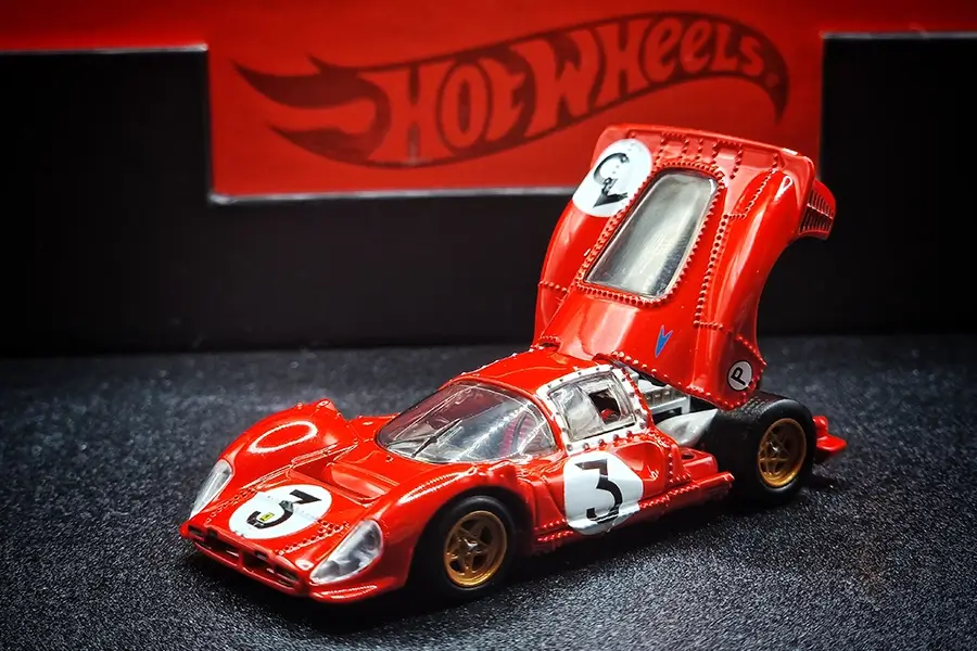 Hot Wheels Ferrari Elite64 330 P4